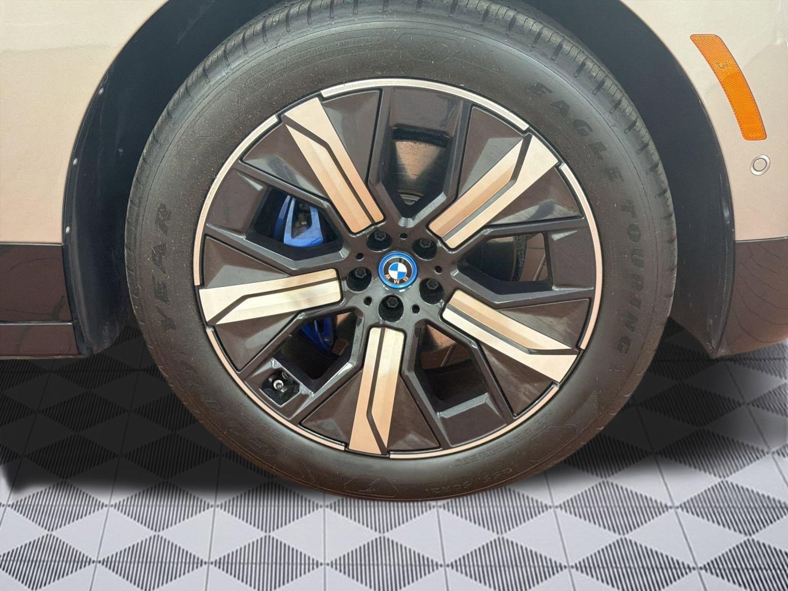 Used 2023 BMW iX xDrive50 w/ Premium Package image 11