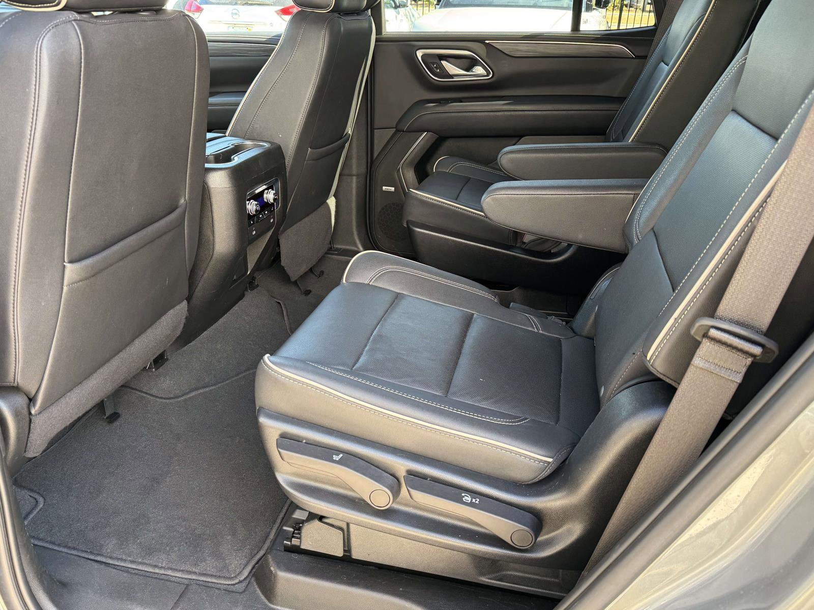 Used 2023 GMC Yukon SLT w/ SLT Luxury Package image 15