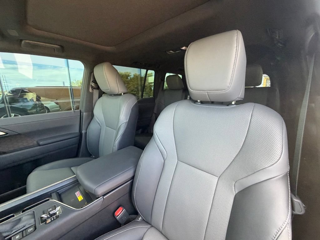 Used 2025 Lexus GX 550 w/ Cold Area Package AWD/4WD image 14