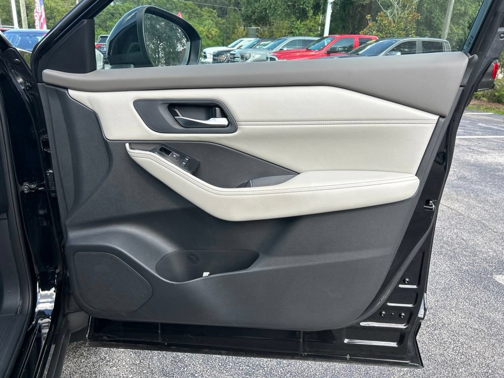 Certified 2025 Nissan Rogue SL FWD image 43