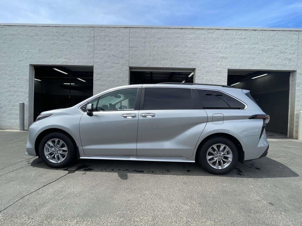 Used 2025 Toyota Sienna XLE image 9