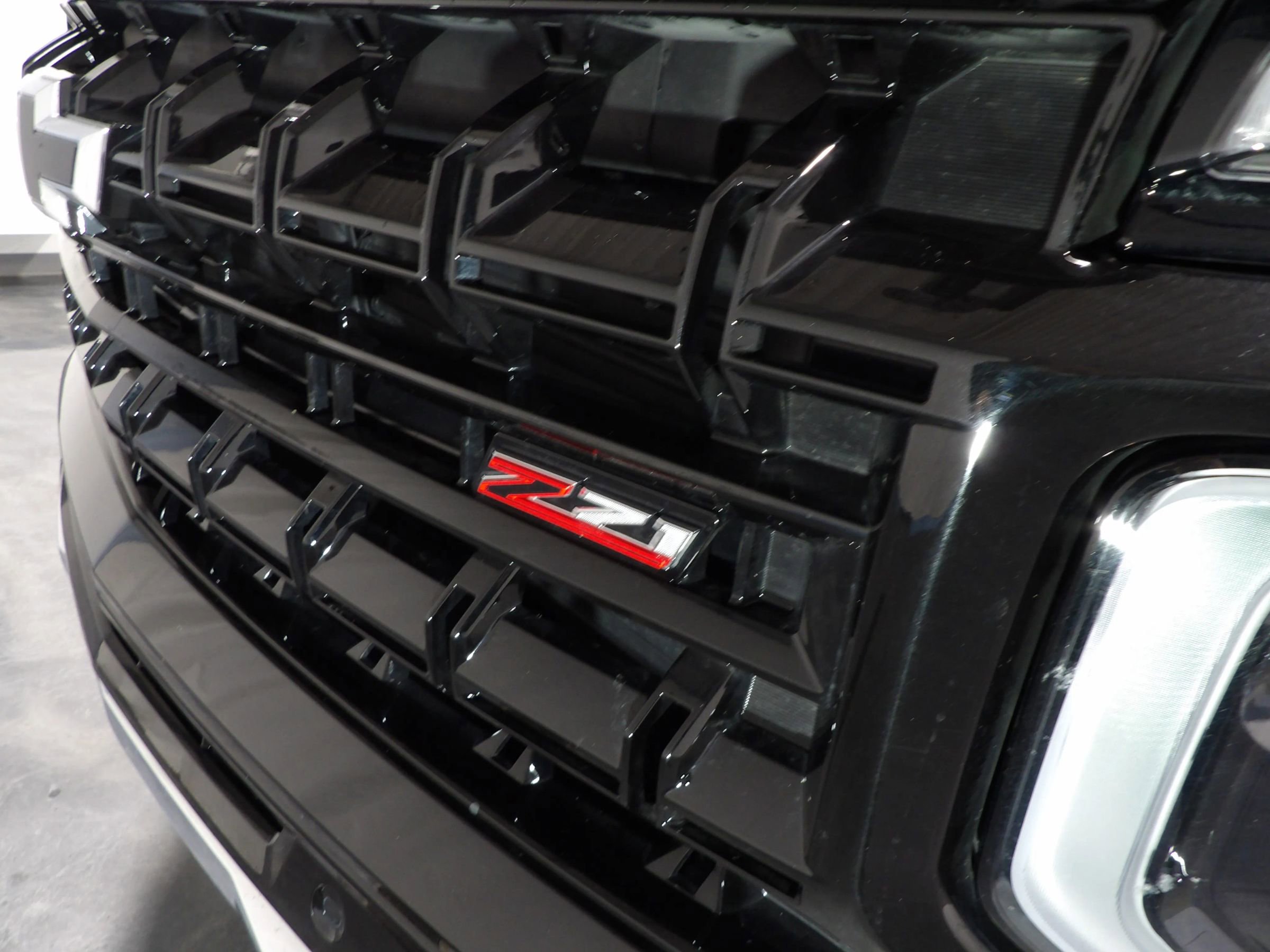 Used 2025 Chevrolet Suburban Z71 image 10