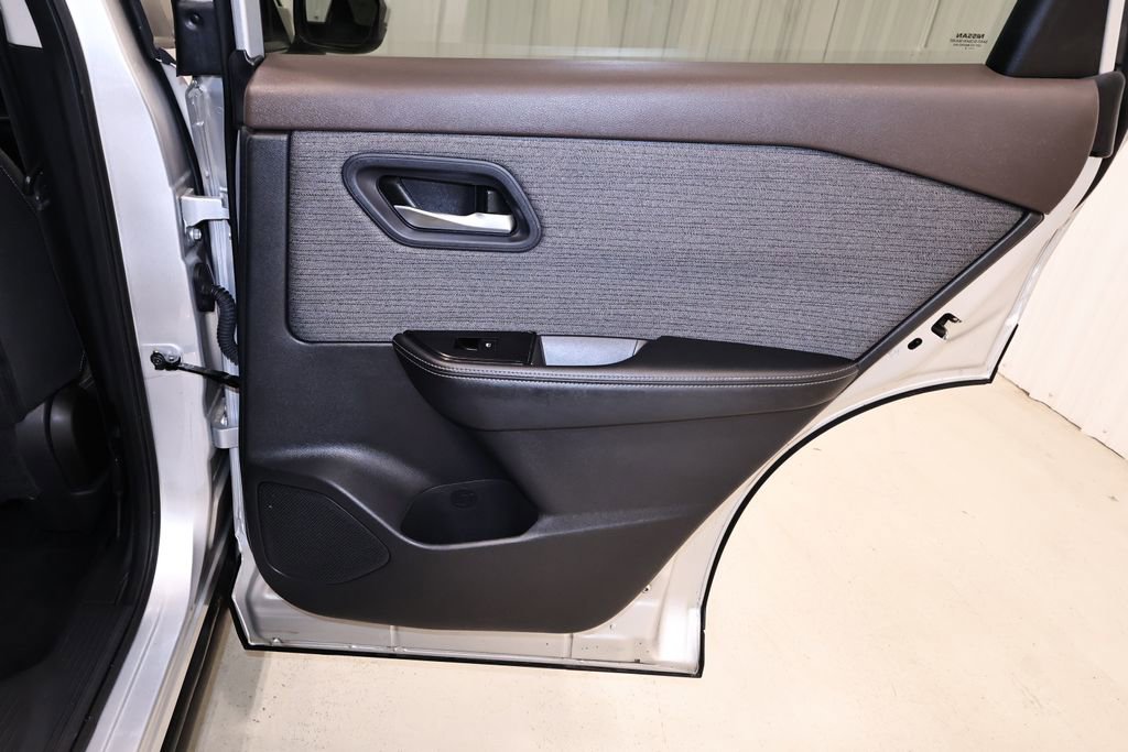Used 2022 Nissan Rogue SV image 17