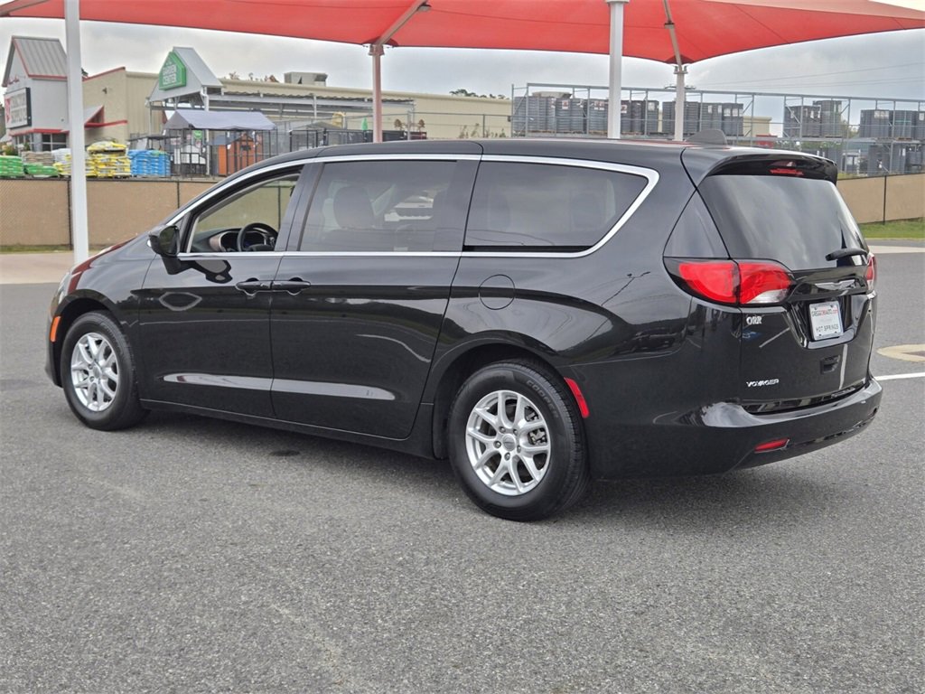 Used 2022 Chrysler Voyager LX image 3