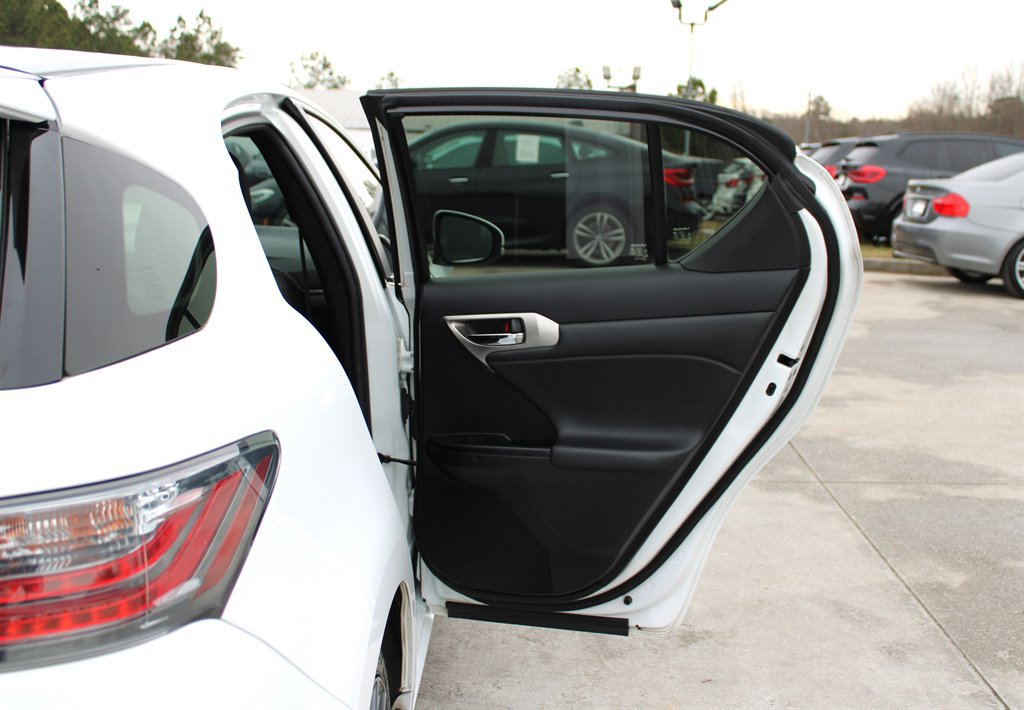 Used 2015 Lexus CT 200h w/ F Sport w/Nuluxe Interior image 32