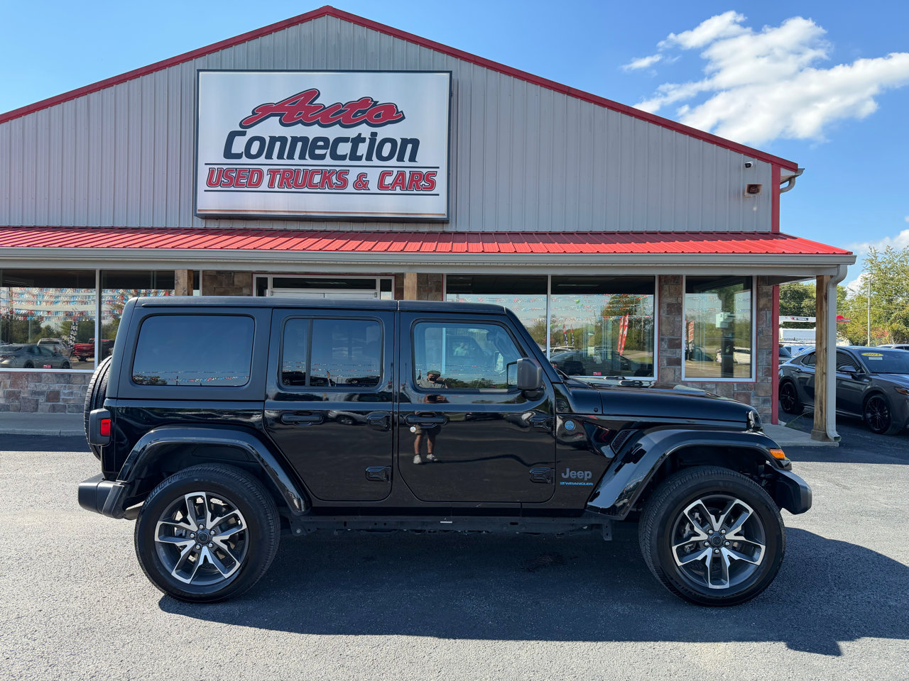 Used 2024 Jeep Wrangler Unlimited image 3