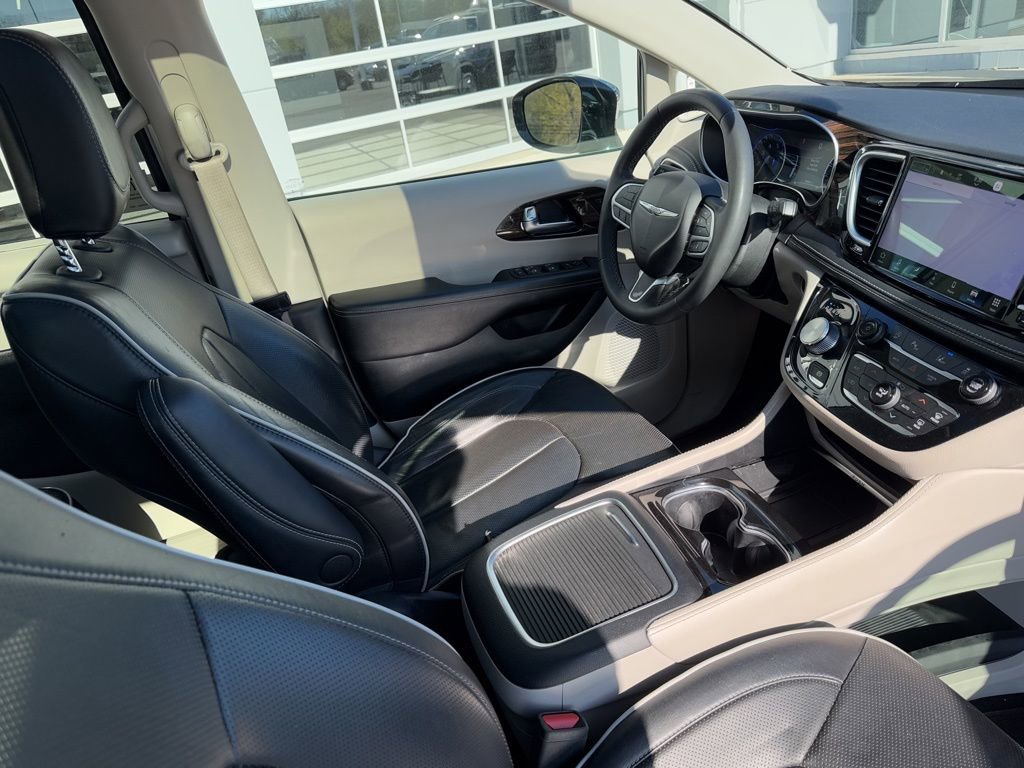 Used 2023 Chrysler Pacifica Limited FWD image 44