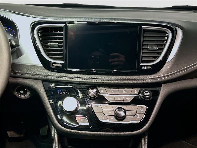New 2026 Chrysler Pacifica Limited image 9