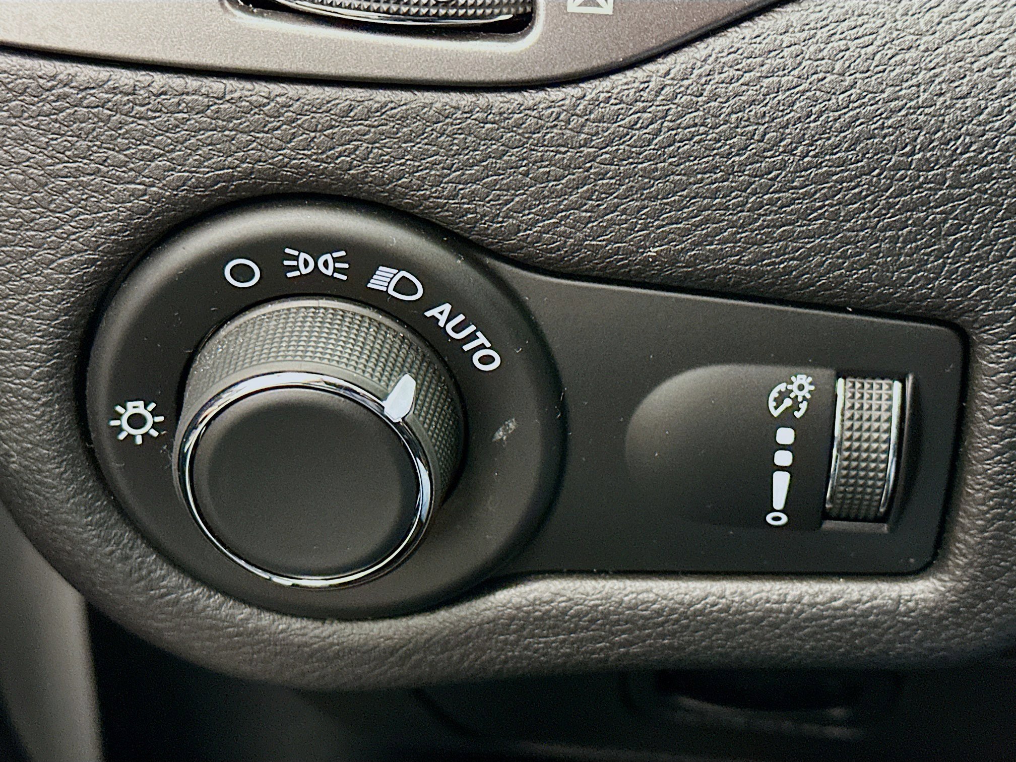 Used 2020 Jeep Cherokee Latitude w/ Cold Weather Group image 17