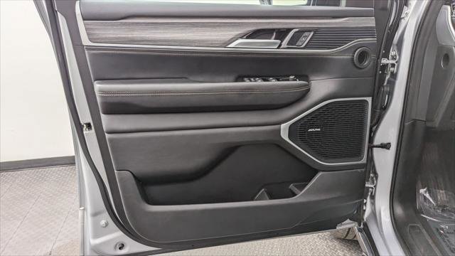 Used 2024 Jeep Wagoneer L Series II RWD image 13