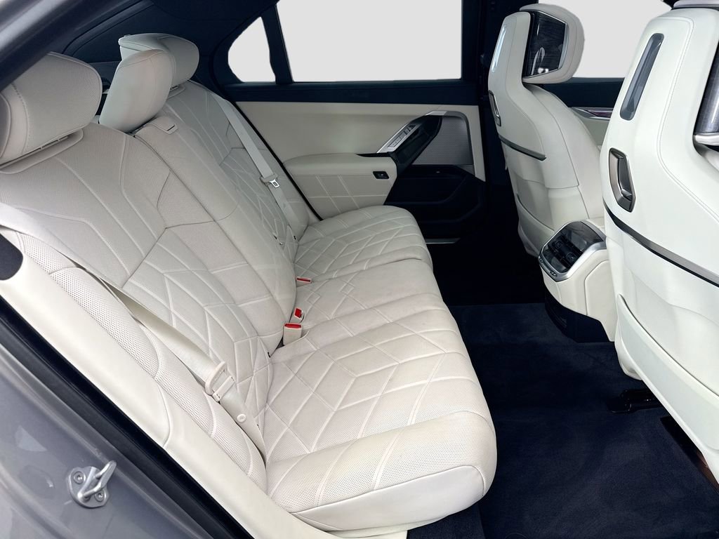 Certified 2024 BMW i7 xDrive60 image 21