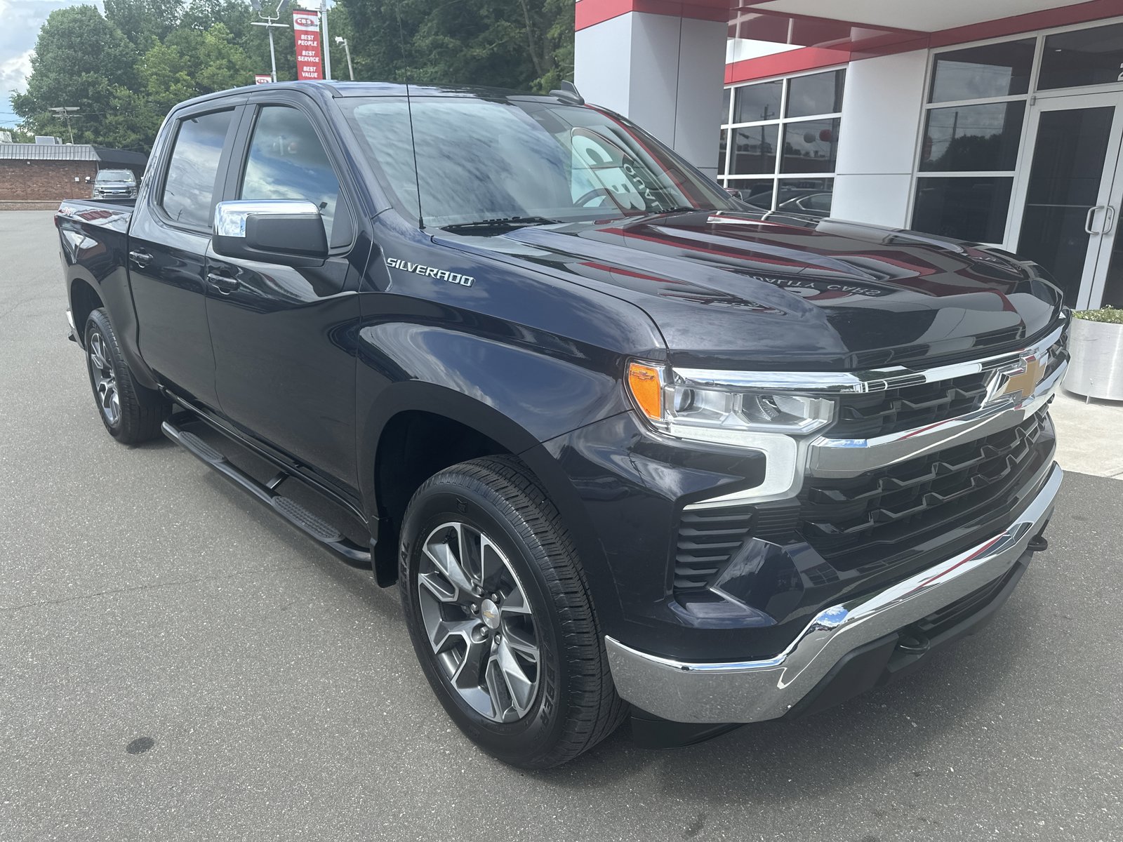 Used 2023 Chevrolet Silverado 1500 LT AWD/4WD image 2
