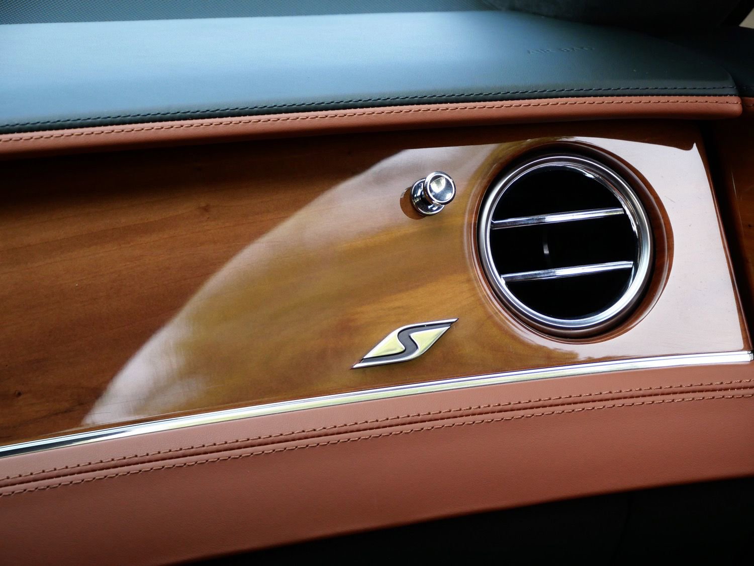 Used 2023 Bentley Continental GT V8 image 18