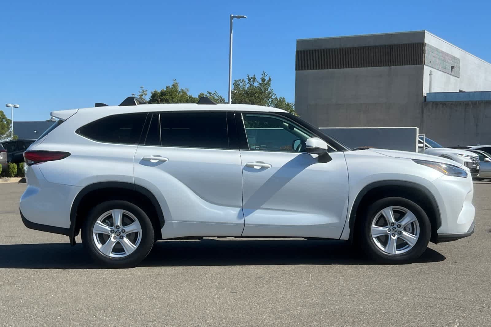 Used 2022 Toyota Highlander L AWD/4WD image 6