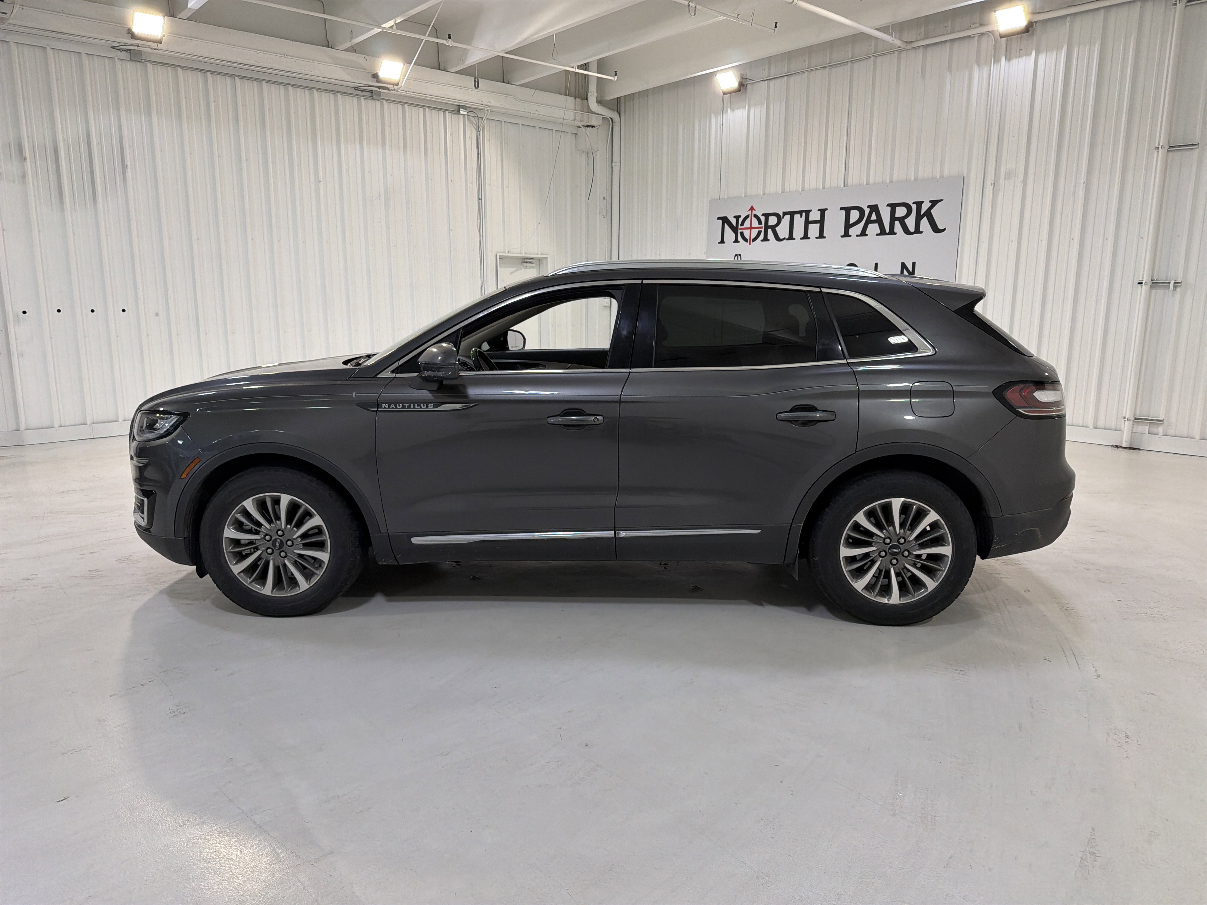 Used 2020 Lincoln Nautilus FWD w/ Equipment Group 101A image 2