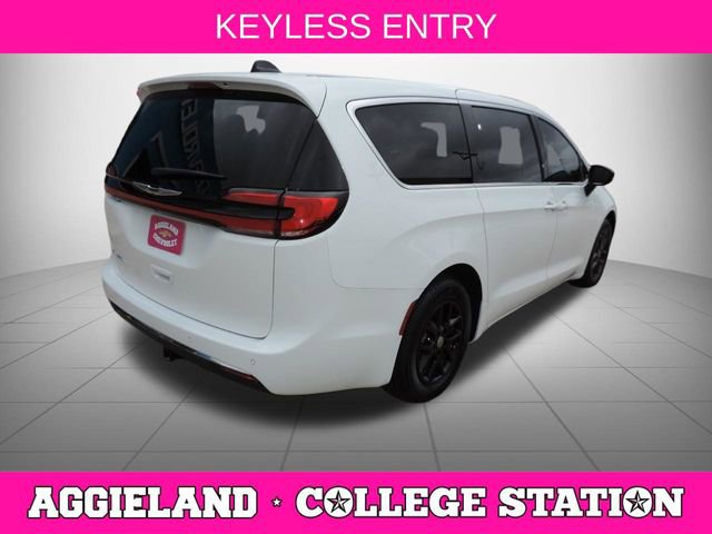 Used 2024 Chrysler Pacifica Touring FWD image 4