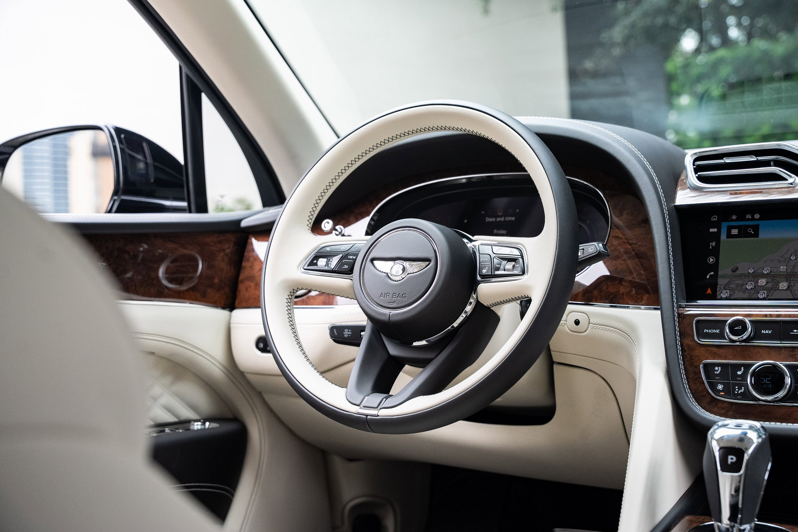 Used 2024 Bentley Bentayga Extended Wheelbase image 22