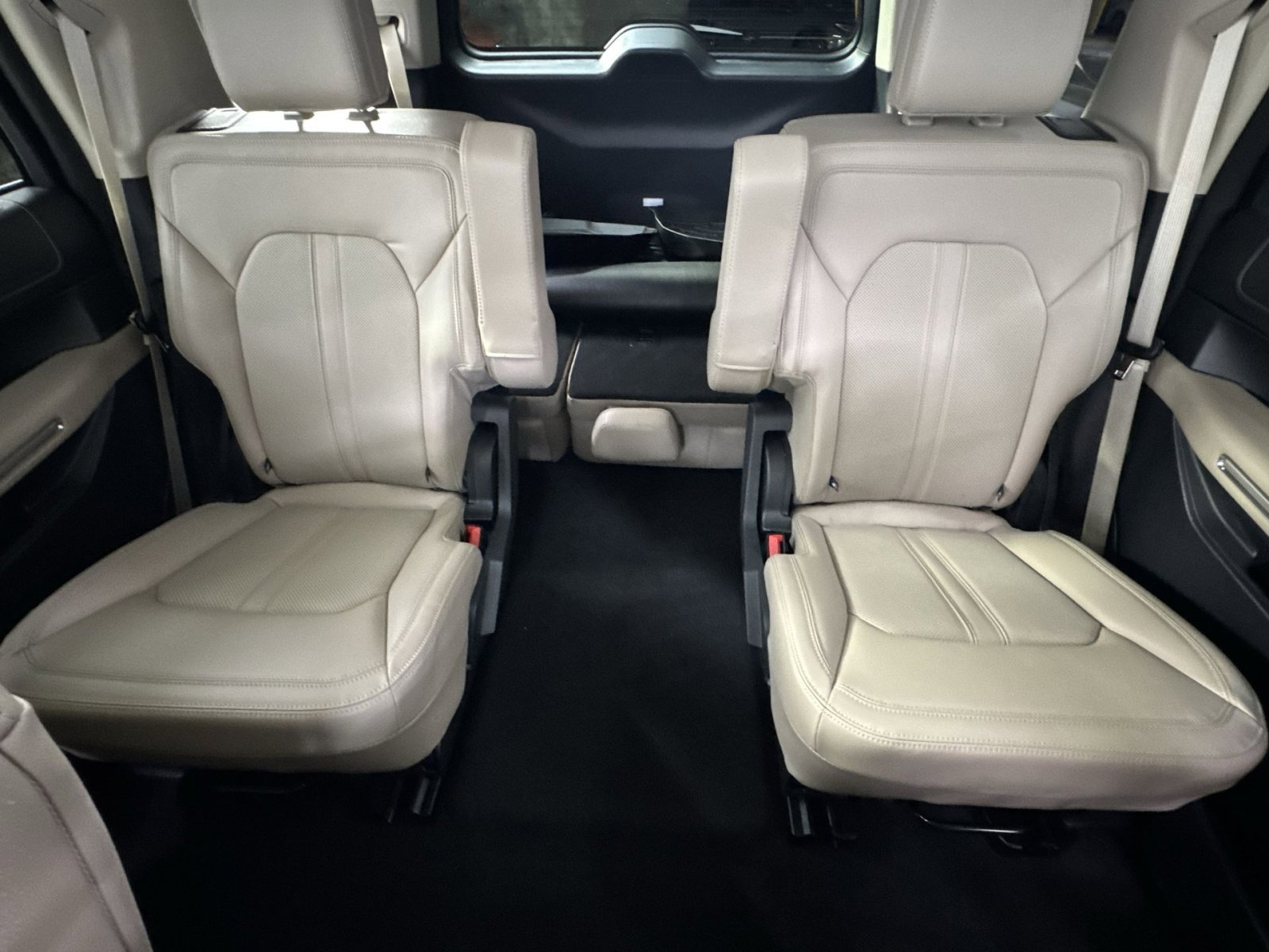 Used 2024 Ford Expedition Limited image 5