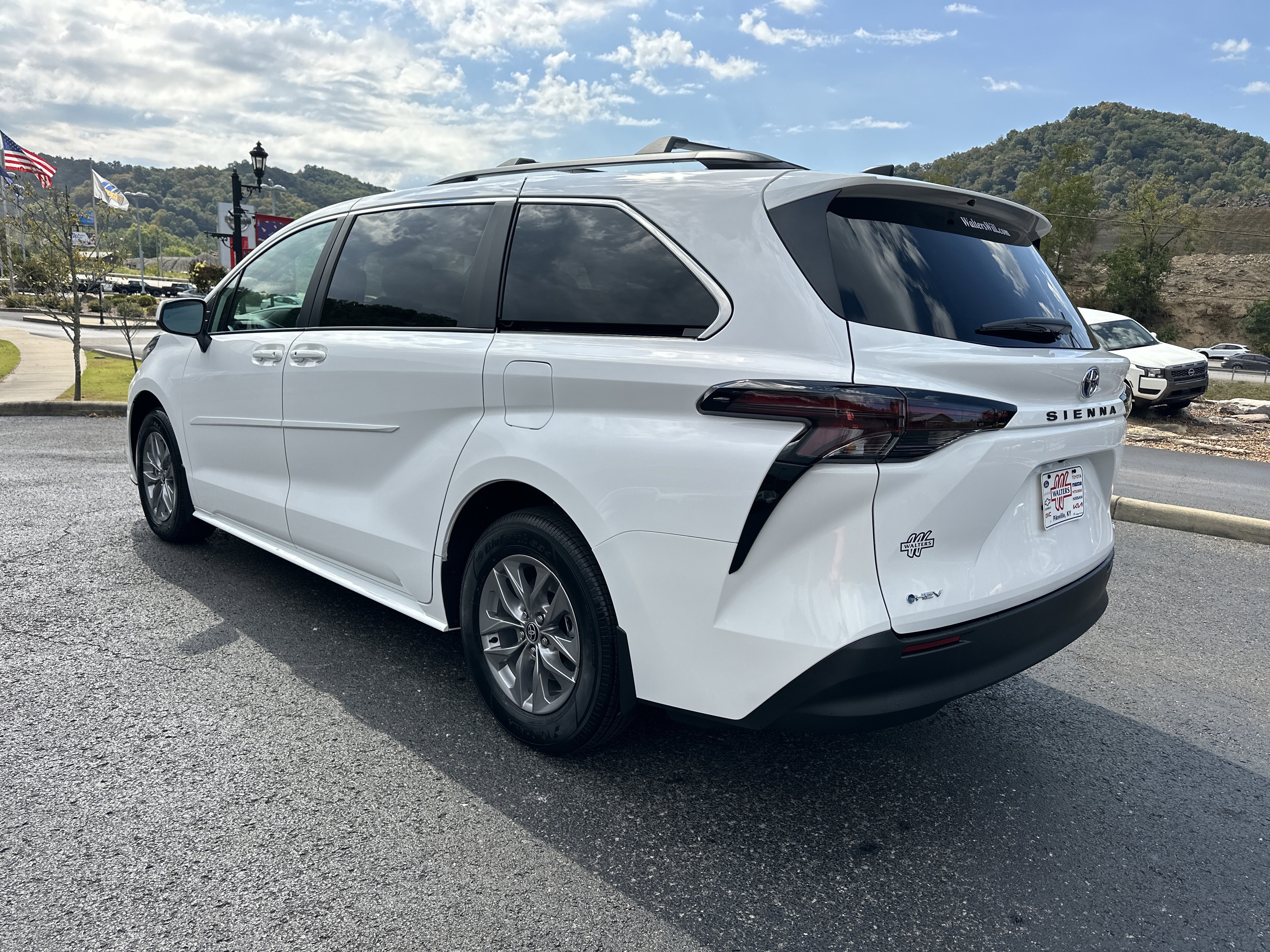 New 2025 Toyota Sienna LE image 4