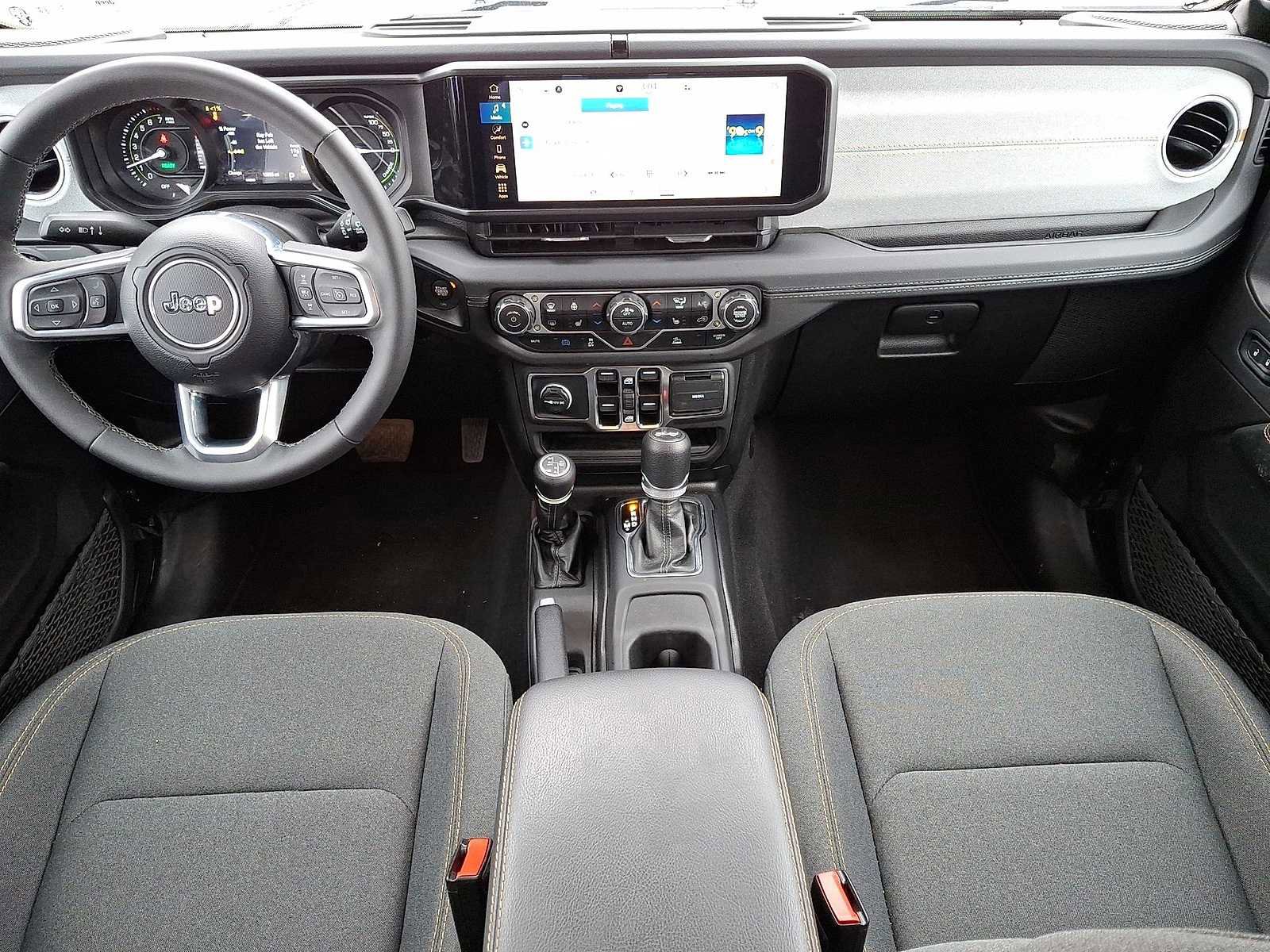 Used 2025 Jeep Wrangler Sahara image 11