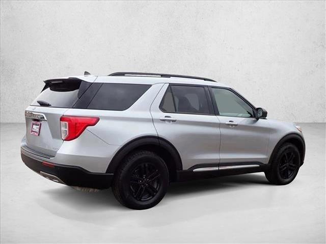Used 2022 Ford Explorer XLT w/ Equipment Group 202A AWD/4WD image 4