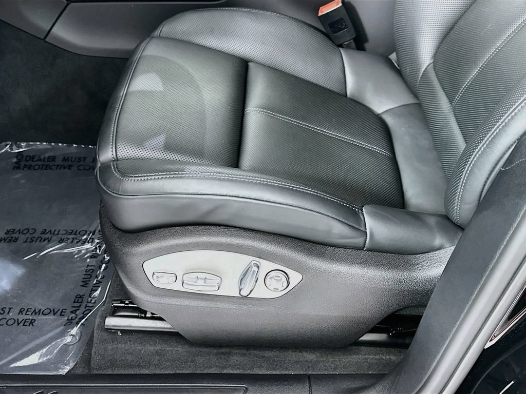 Certified 2026 Porsche Macan AWD/4WD image 22
