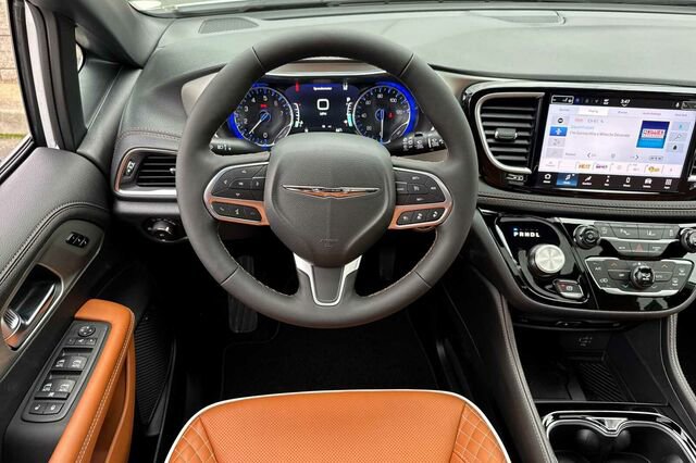 New 2026 Chrysler Pacifica Pinnacle image 11