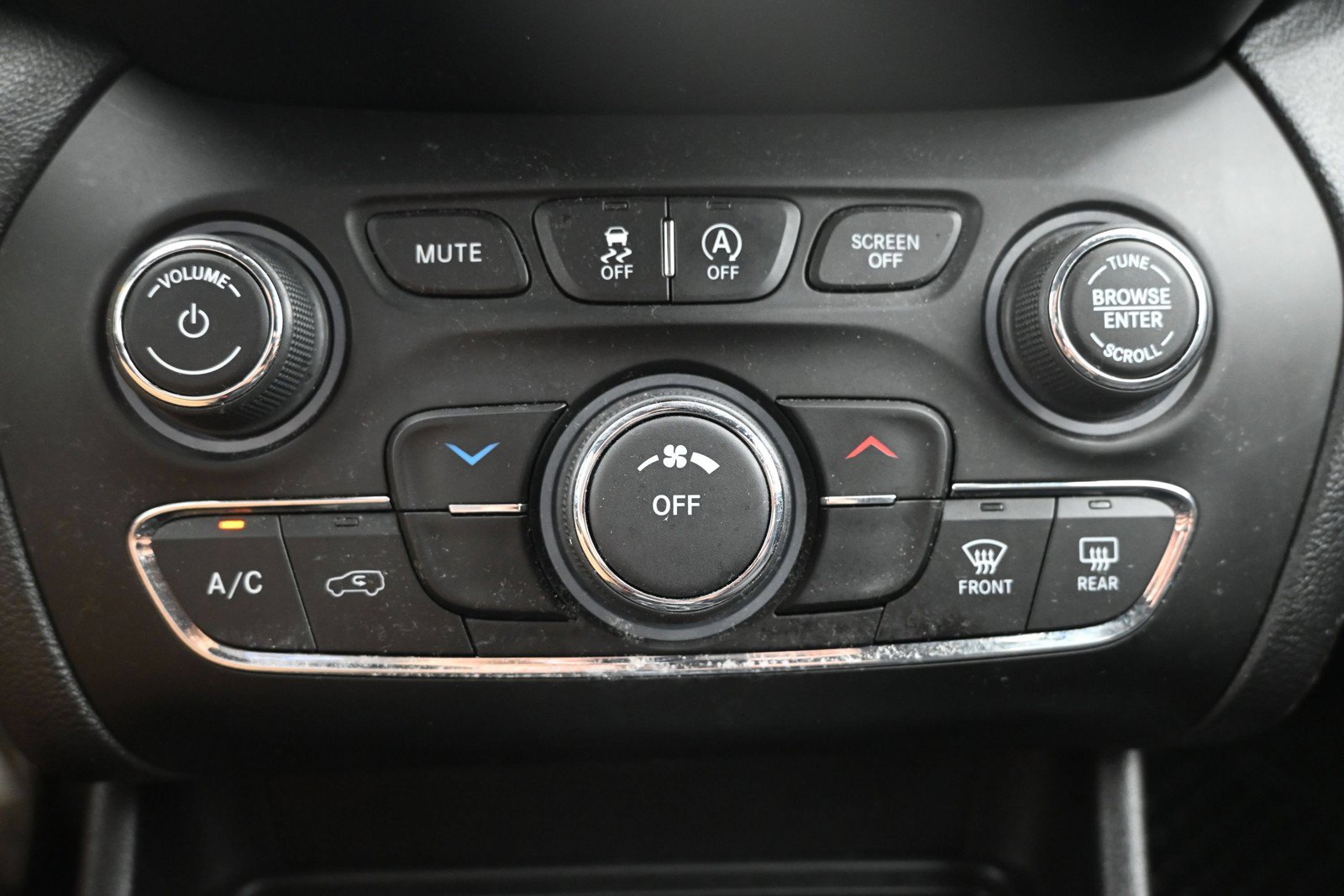 Used 2020 Jeep Cherokee Latitude w/ Cold Weather Group FWD image 17