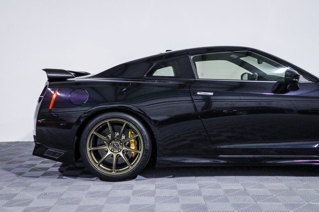 Used 2021 Nissan GT-R Premium AWD/4WD image 2