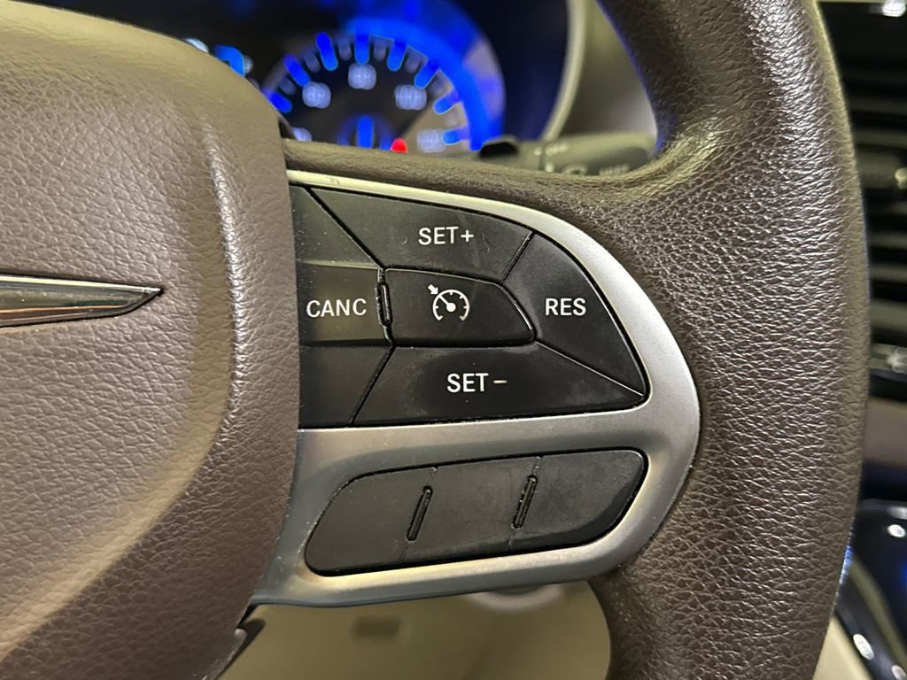 Used 2017 Chrysler Pacifica Touring image 32