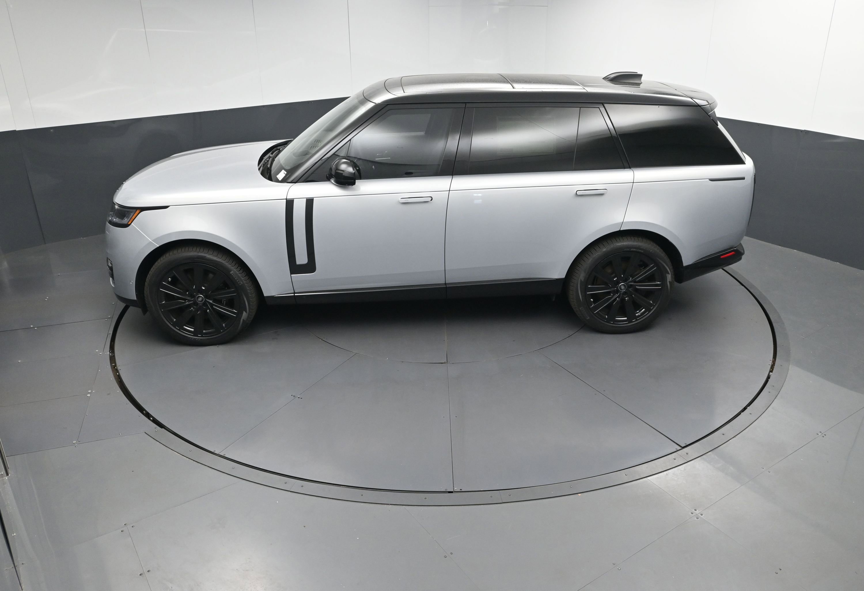New 2025 Land Rover Range Rover Long Wheelbase SE image 31