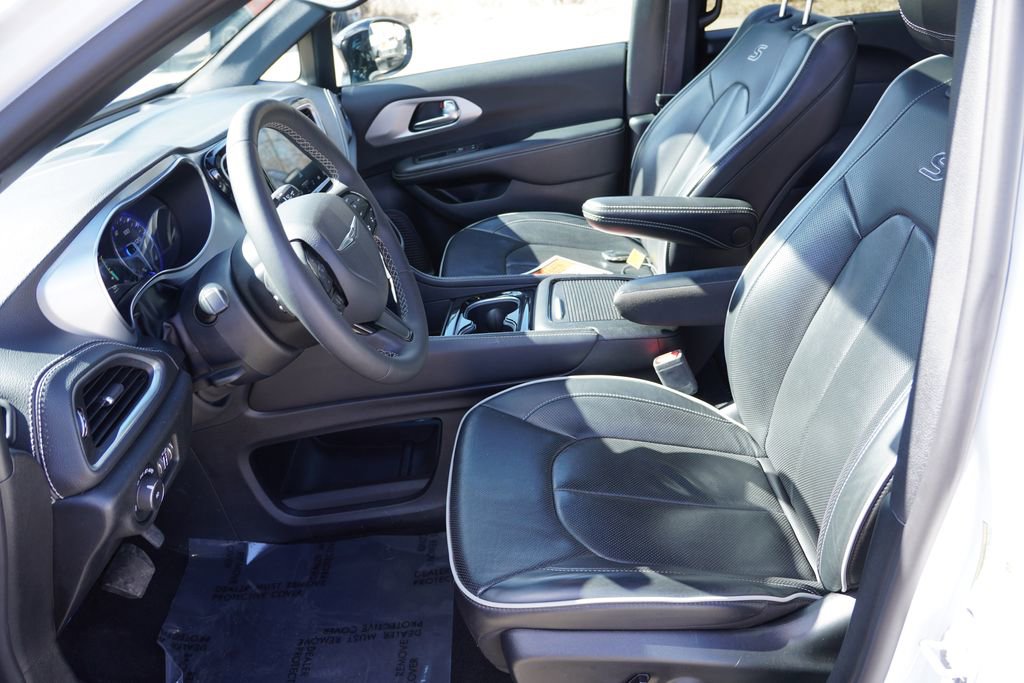 Used 2025 Chrysler Pacifica Limited image 15