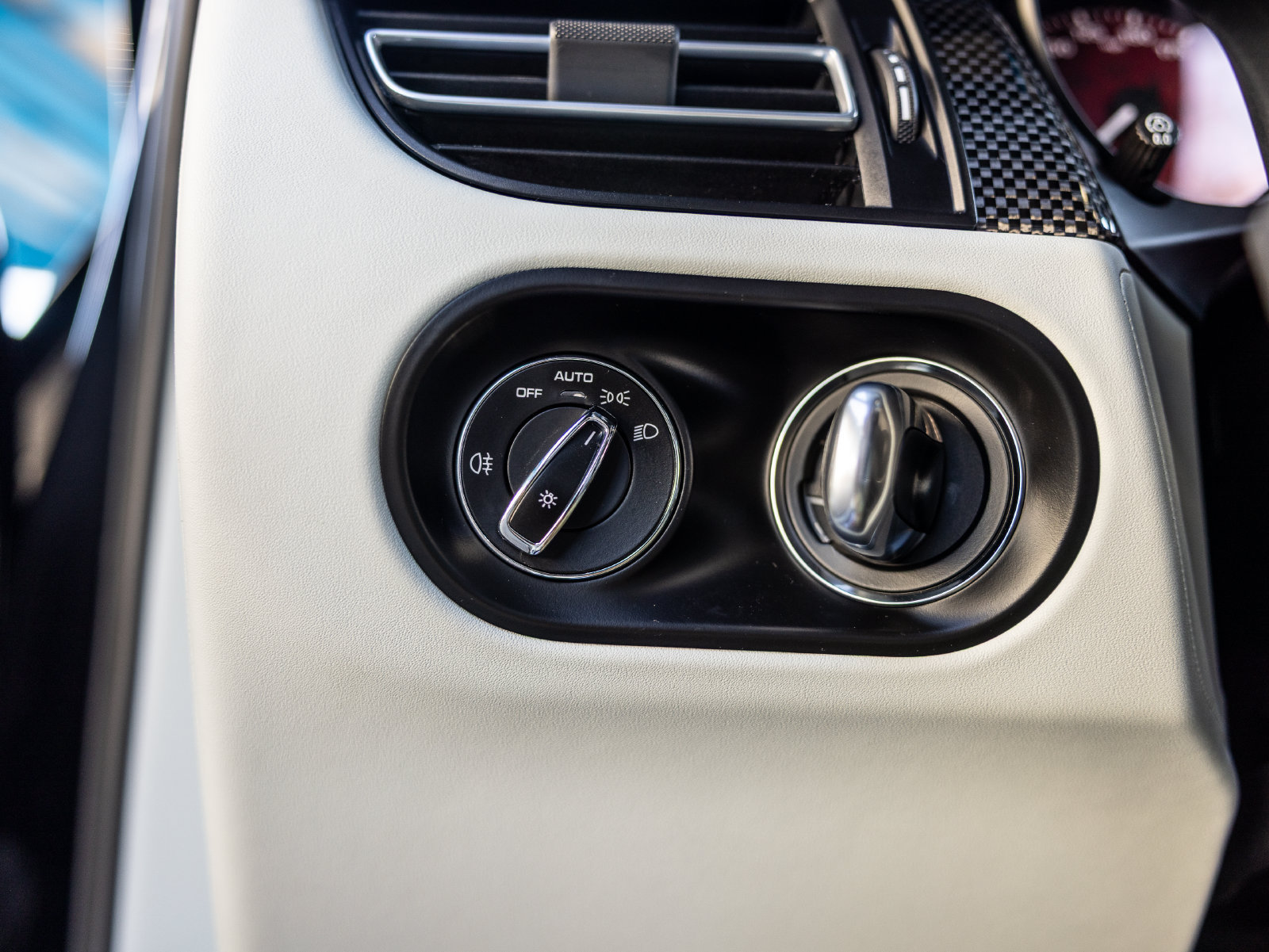 Certified 2024 Porsche Macan GTS AWD/4WD image 36