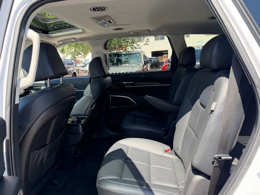 Used 2025 Kia Telluride EX w/ EX Captain's Chair Package FWD image 12