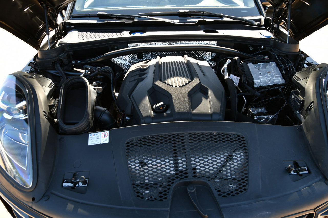 Used 2024 Porsche Macan image 32