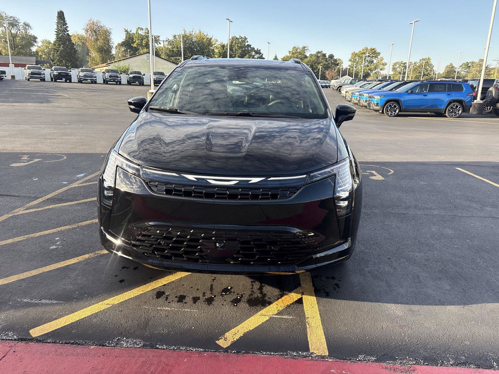 New 2027 Chrysler Pacifica Limited AWD/4WD image 2