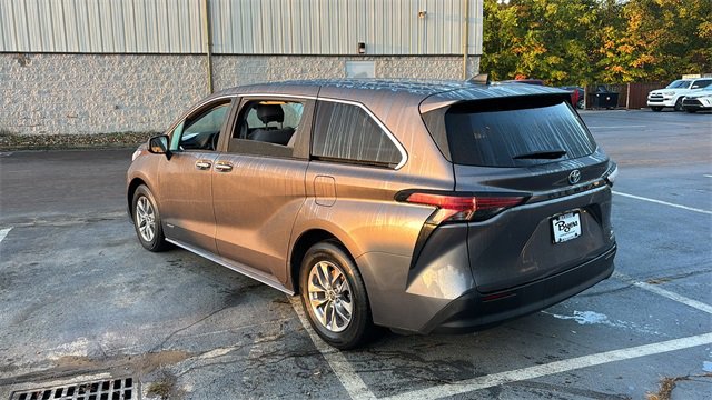 Used 2021 Toyota Sienna XLE image 11