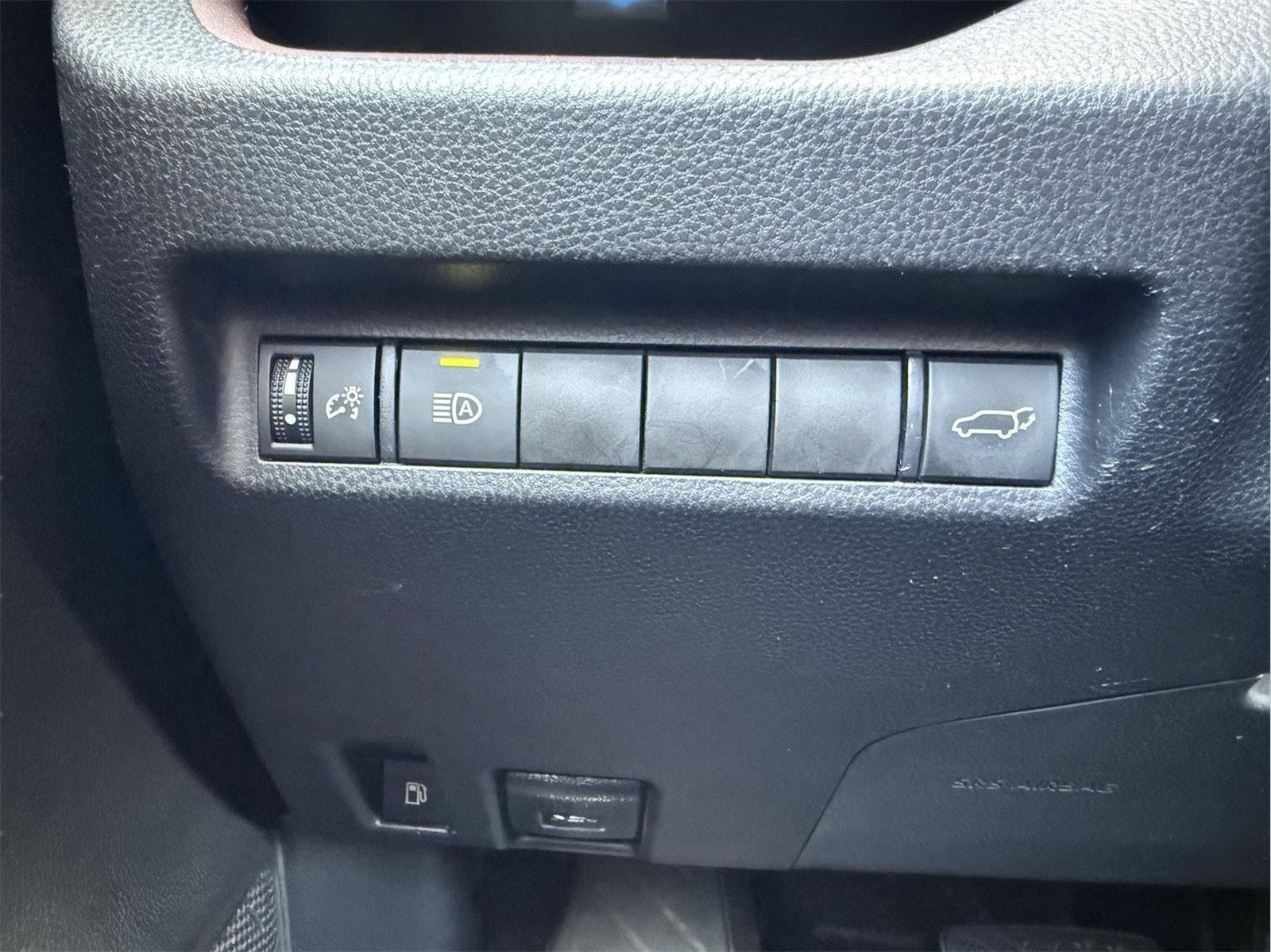 Used 2019 Toyota RAV4 Limited w/ Carpet Mat Package AWD/4WD image 18