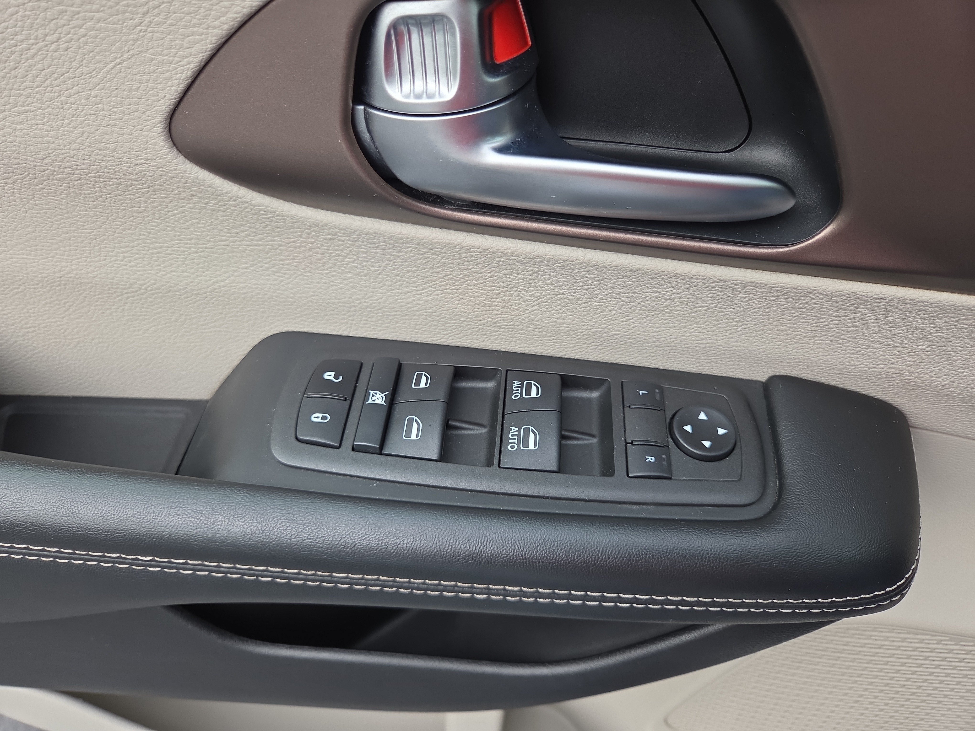 Certified 2022 Chrysler Voyager LX FWD image 30