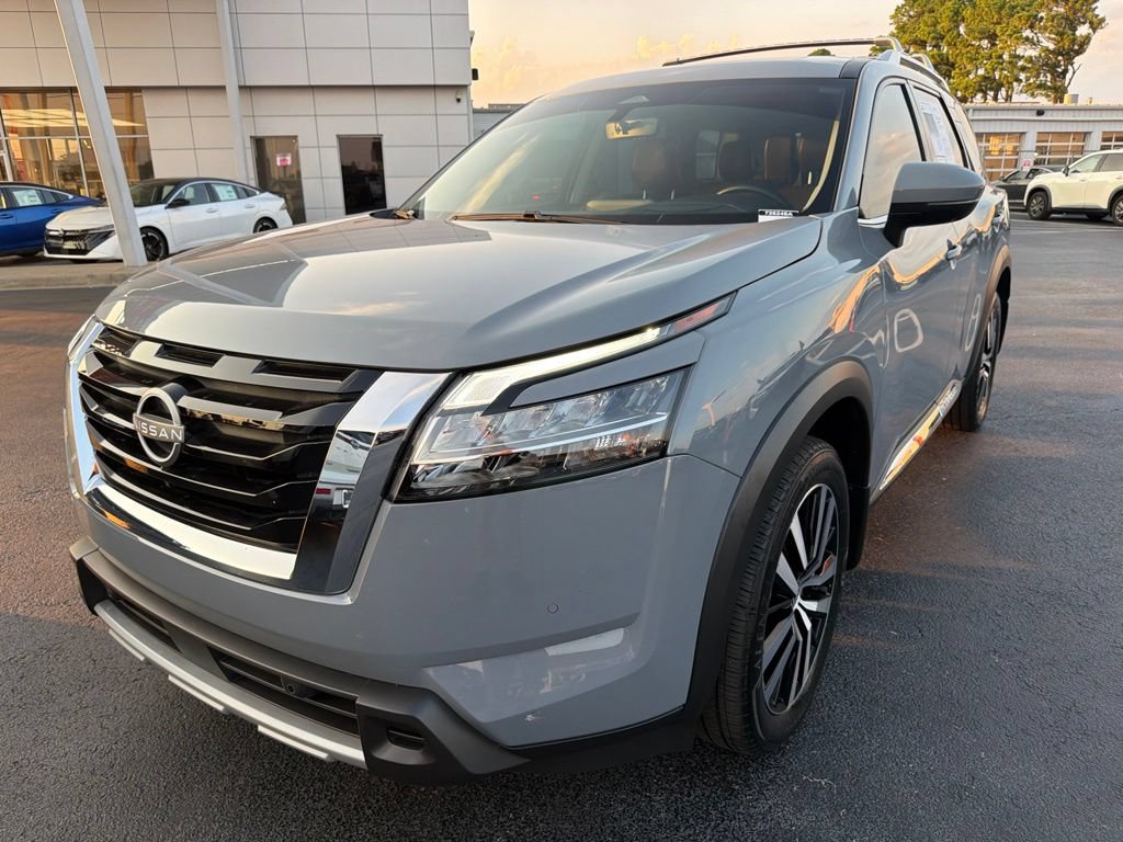 Used 2024 Nissan Pathfinder Platinum AWD/4WD image 9