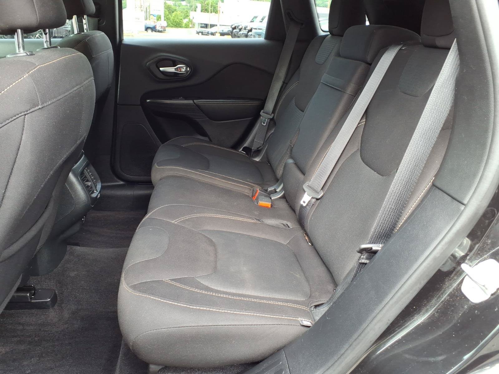 Certified 2016 Jeep Cherokee Latitude w/ Safety/Convenience Group AWD/4WD image 10