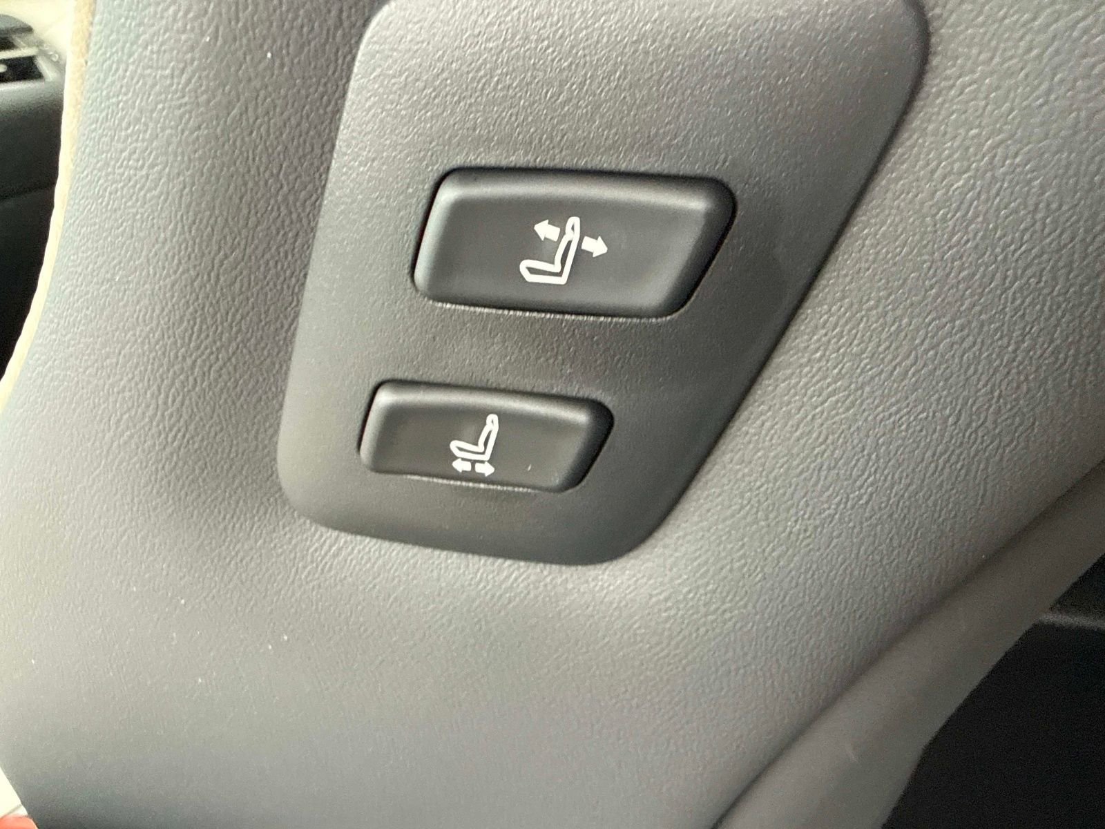 Used 2025 Lexus RX 450h AWD w/ Luxury Package image 16