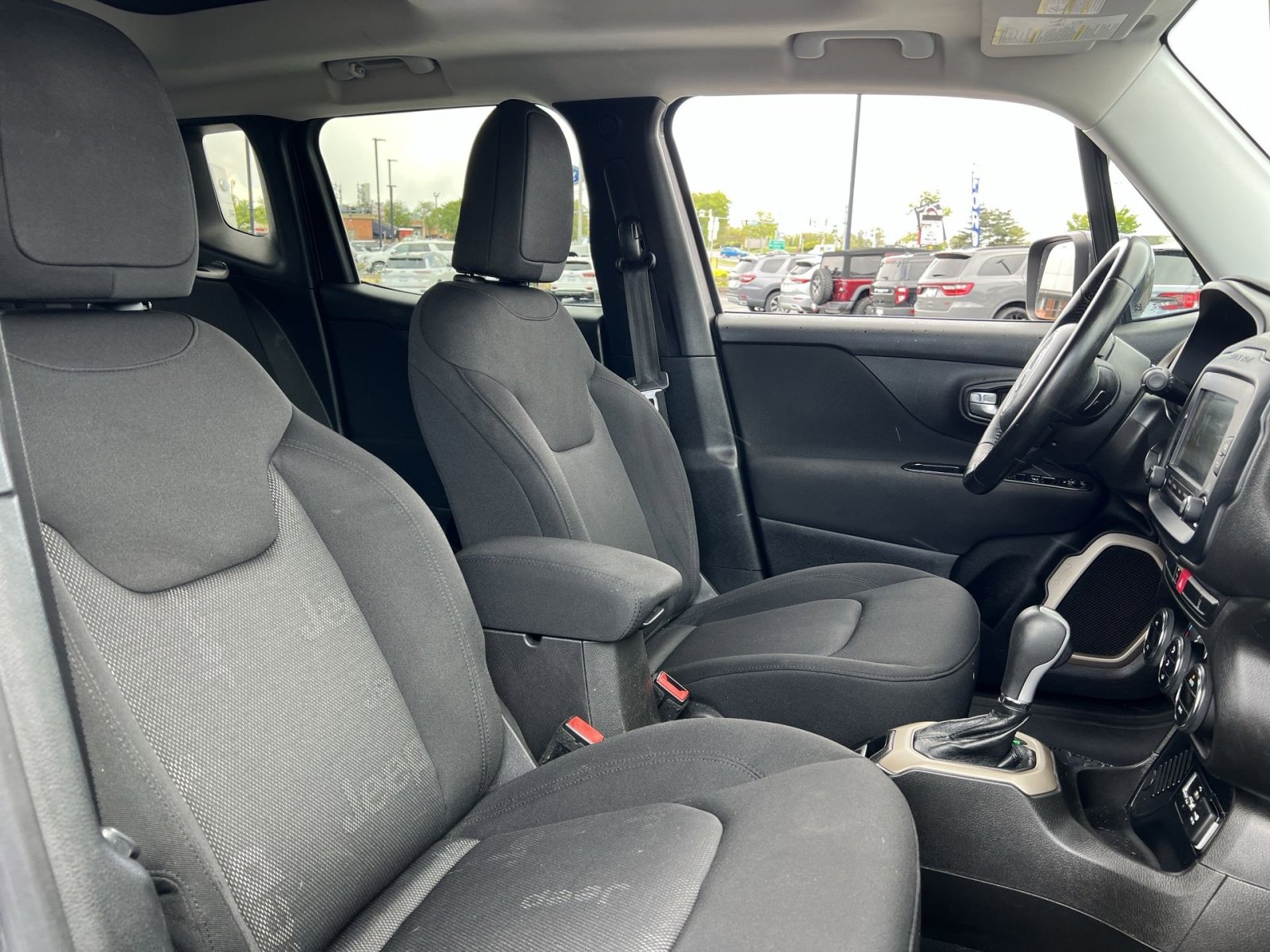Used 2017 Jeep Renegade Latitude image 24