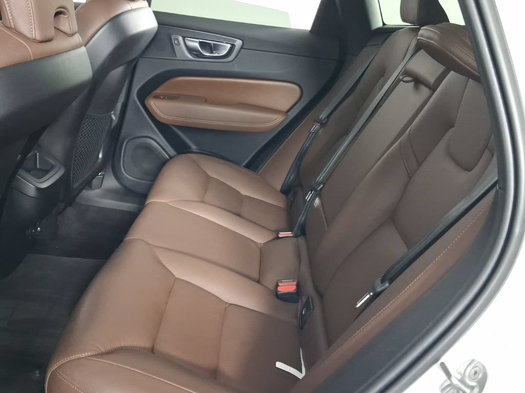 Certified 2023 Volvo XC60 B5 Plus w/ Climate Package AWD/4WD image 17