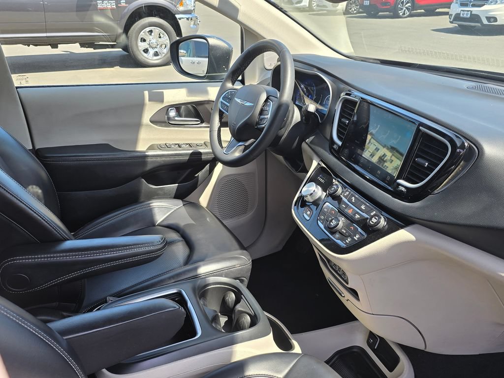 Used 2023 Chrysler Pacifica Touring-L FWD image 11