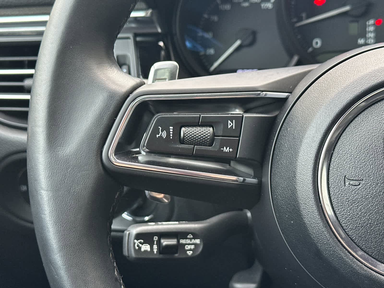 Certified 2025 Porsche Macan AWD/4WD image 26