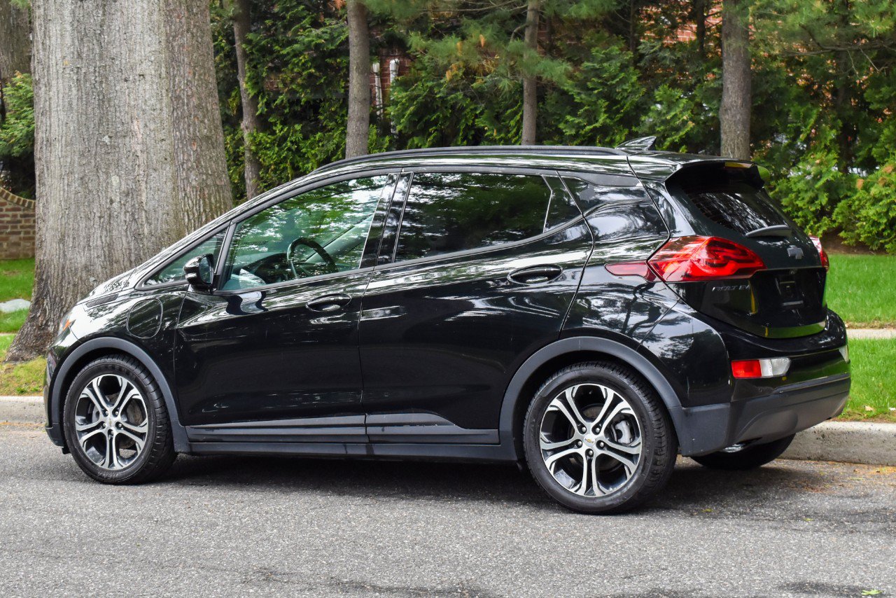 Used 2020 Chevrolet Bolt Premier w/ Infotainment Package FWD image 7
