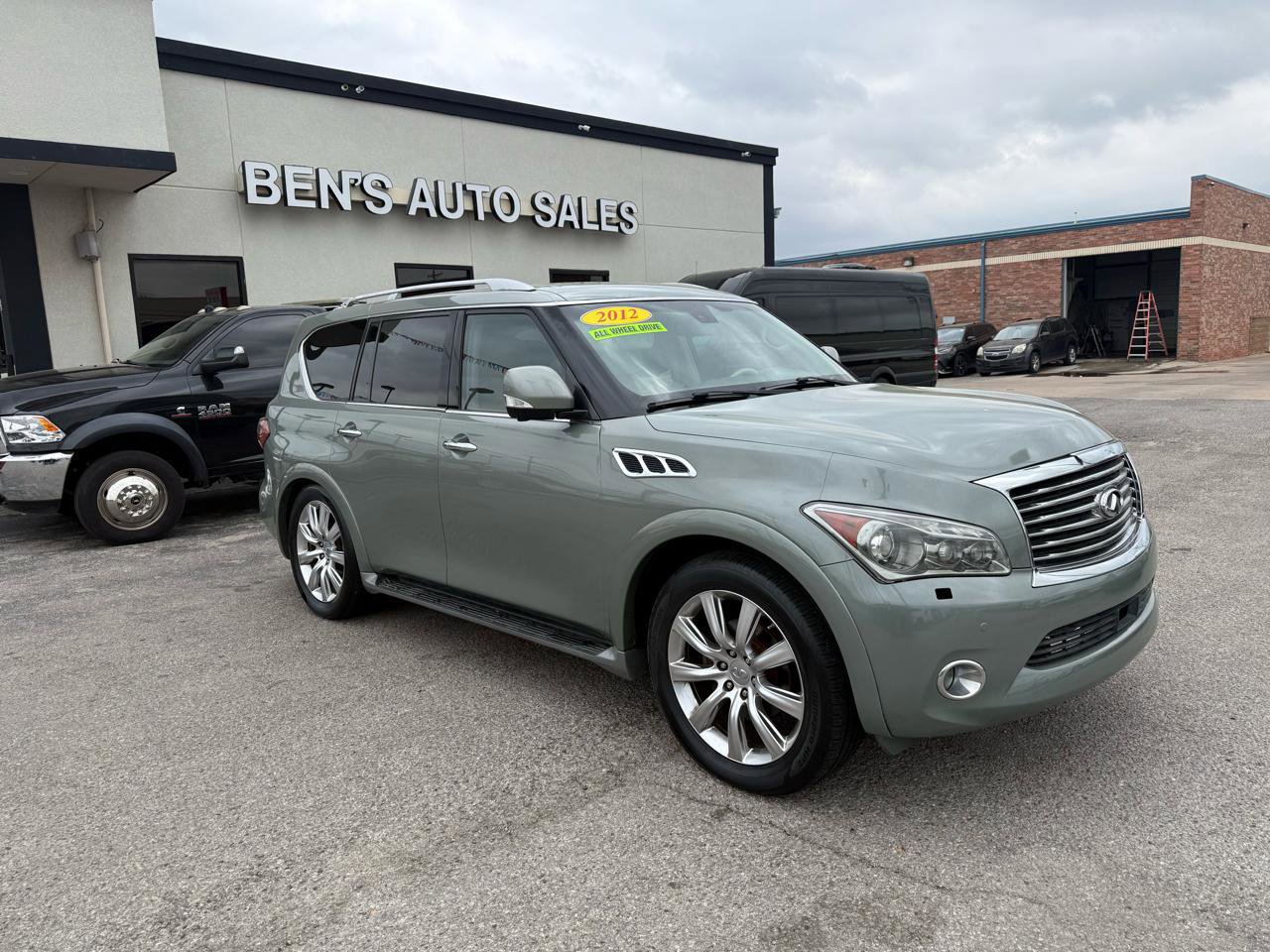 Used 2012 INFINITI QX56 4WD w/ Deluxe Touring Pkg image 4