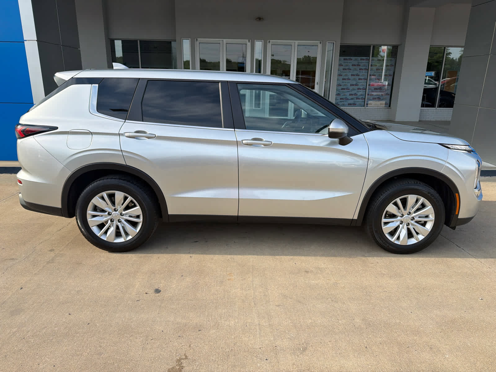 Used 2025 Mitsubishi Outlander ES FWD image 7