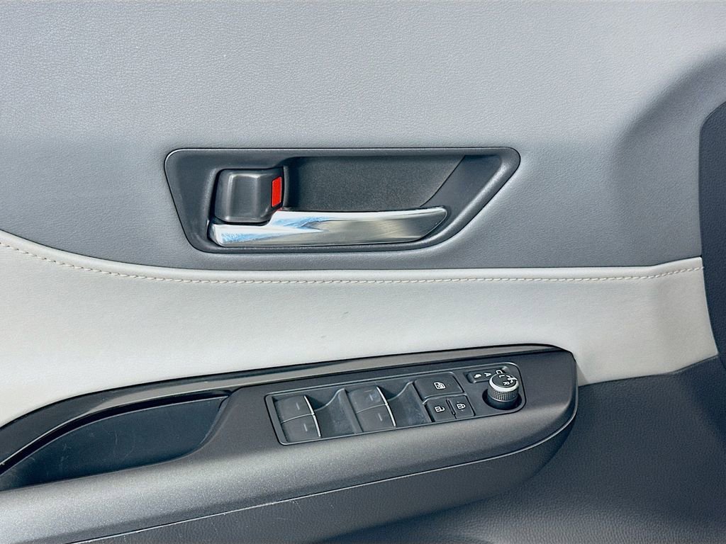 Used 2023 Toyota Venza LE image 17